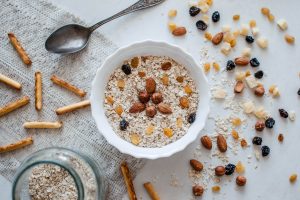nueces y cereales naturales en una taza